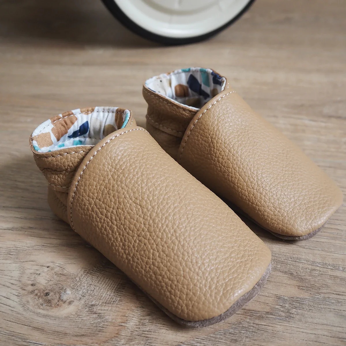 Patron chaussons bébé en cuir - Deco Cuir